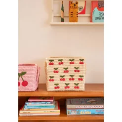 Rice Firkantet kurv med små kirsebærbroderier, Basthåndtak,