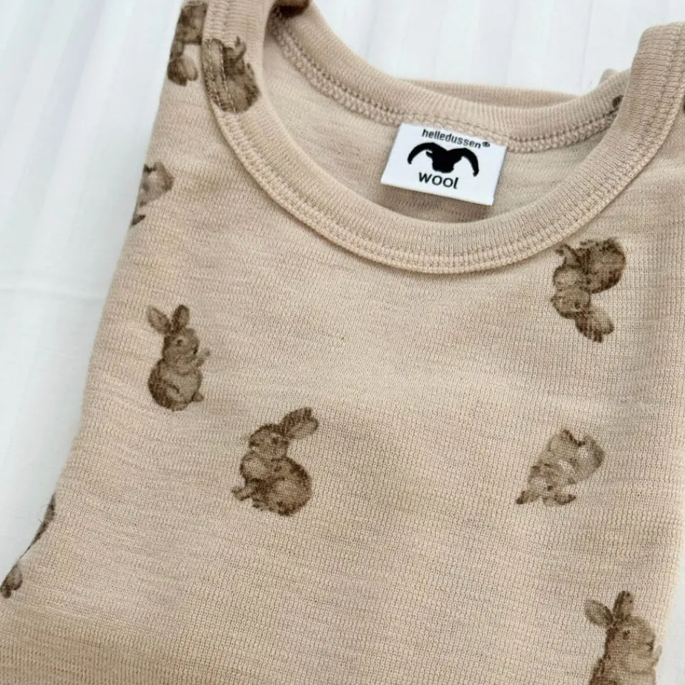 Helledussen Heldress Ull, Rabbit Hot