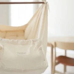 Moonboon hengevugge, Lunar Rock Outlet